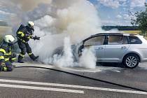 Požár osobního auta u Oltyně likvidovali táborští hasiči.