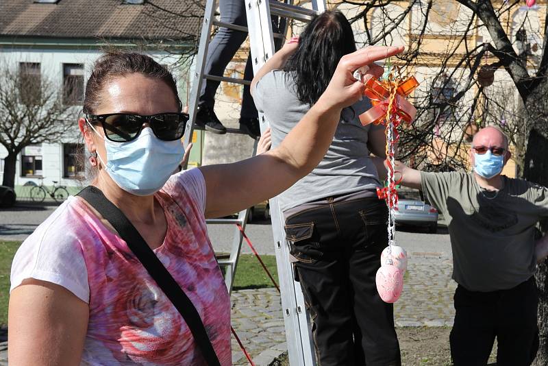 Ve Veselí nazdobili lidé na náměstí T. G. Masaryka lípu. Velikonoční výzdobu si užívají i děti.