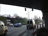 Neznalý motorista jedoucí z centra si semaforu mnohdy ani nevšimne a může ohrozit přecházející chodce za křižovatkou.