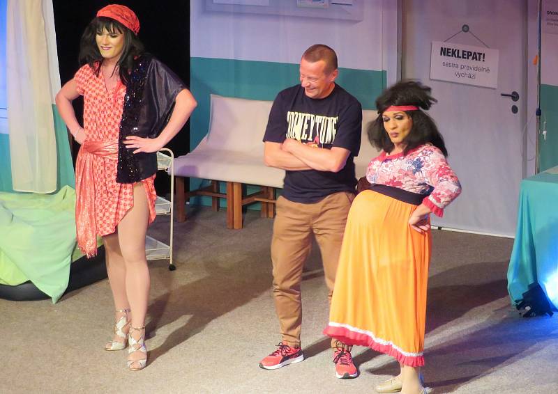 Travesti revue Techtle Mechtle a Kočky se svým novým pořadem Nemocnice na pokraji zkázy dorazila do kulturního domu ve Veselí nad Lužnicí. Dvouhodinové představení si užili diváci v pátek 29. října večer.