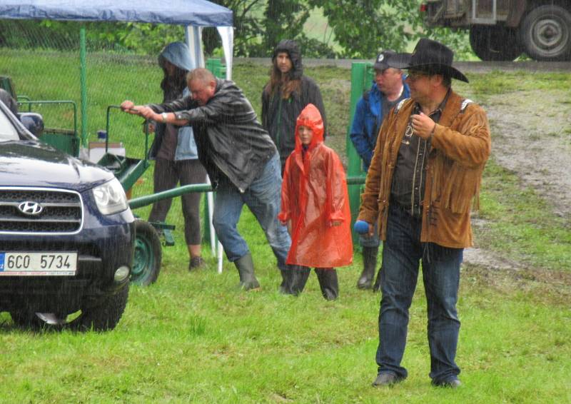 Traktoriáda v Sedlečku u Soběslavi se konala v sobotu 20. června navzdory počasí.