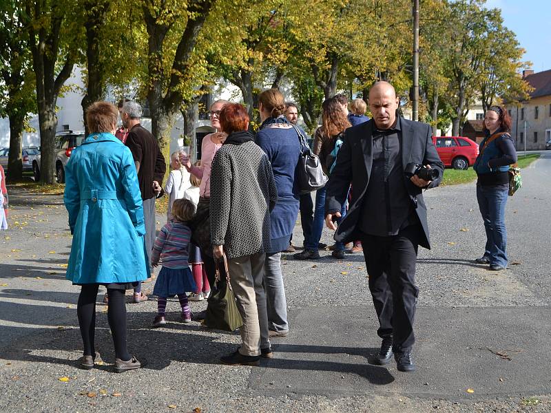 Slavnostní otevření waldorfské základky v Ratibořských Horách provázel zpěv i hojná účast.