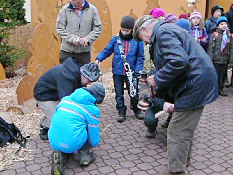 Rozdávání betlémského světla v Plané. 