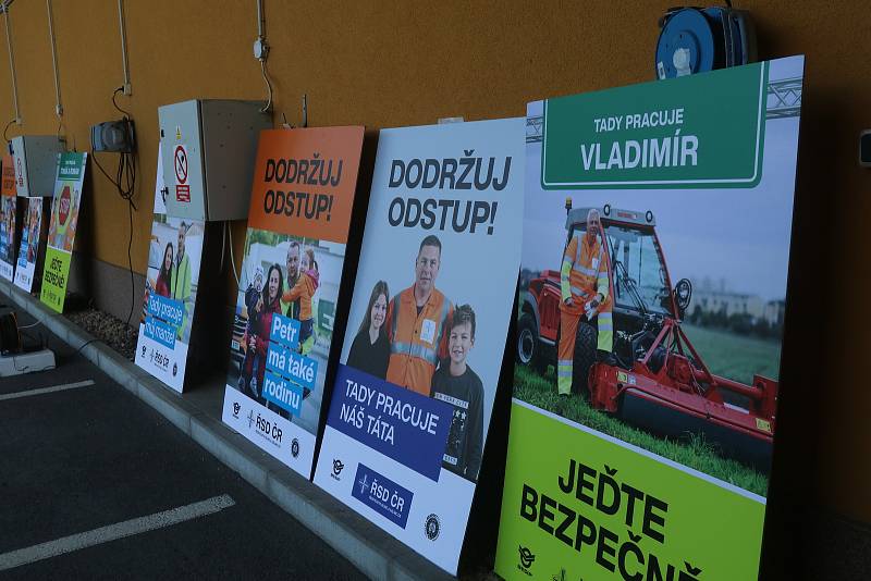 Společná preventivní akce Ředitelství silnic a dálnic (ŘSD), Besip a dopravní policie se uskutečnila na dálnici v Chotovinách.