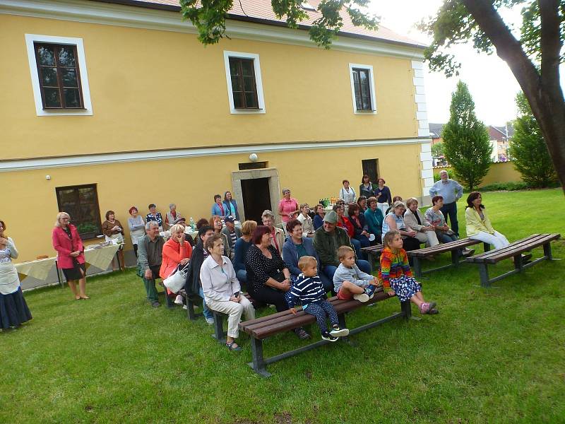 Program začal v knihovně prohlídkou výstavy z činnosti Klubu Plánských Dam a pokračoval přednáškou Mgr. Jakuba Rychtara o strávnících středověku. Poté byli účastníci pozváni na historicko-kulinářskou procházku a knihovnice měly pro každou ze sedmi zastáve