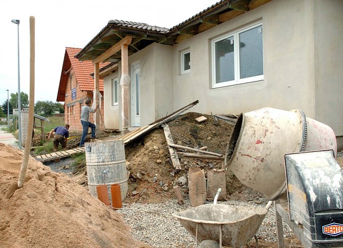 NOVÁ ZÁSTAVBA. V obcích na Táborsku většinu stavebních parcel již drží ve vlastnictví soukromníci. Ceny se pohybují od stovky, ale dokáží překročit i tisícovku.