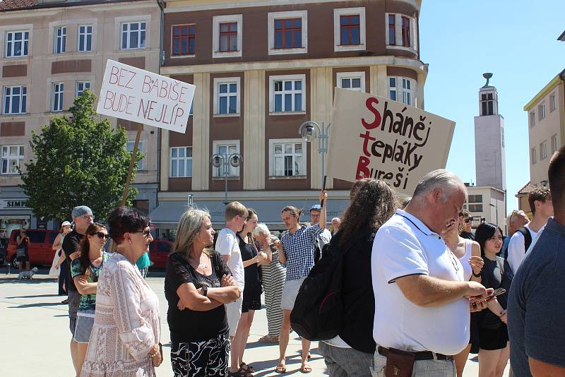 Babiše v Táboře přivítal pískot. Jsou to fašisti a nacisti, reagoval