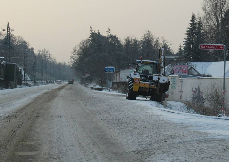 Ve čtvrtek 3. prosince na komunikacích působil komplikace čerstvě napadaný prašan. Takto to vypadlo na Táborsku mezi Planou nad Lužnicí a Košicemi.
