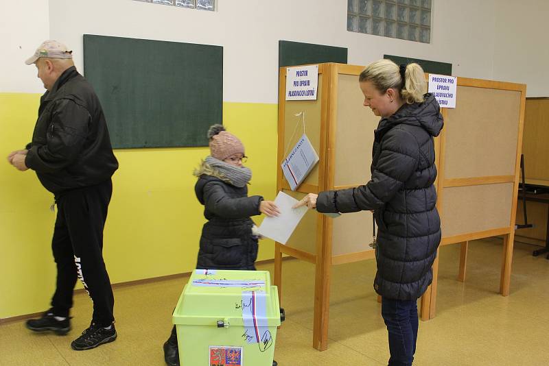 Volby v okrsku ve škole v Helsinské ulici v Táboře.