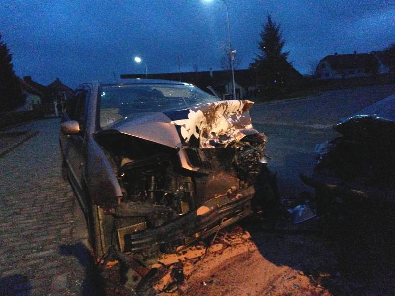 Při střetu dvou aut v Košicích na Táborsku zemřel mladý řidič.