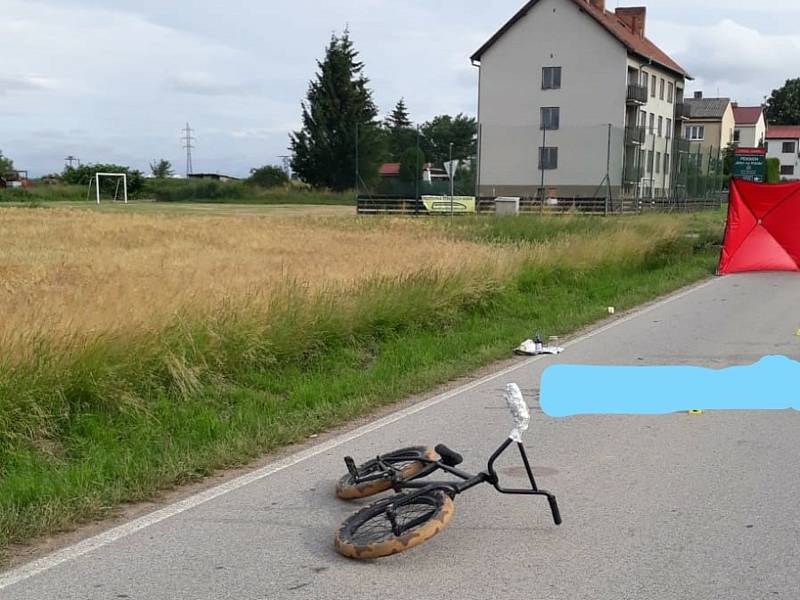 Tragický střed auta a kola stál mladého cyklistu život.