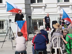 Protivládní demonstrace na náměstí TGM skončila naprostým fiaskem. Dorazilo na ni pouhých deset lidí.