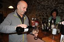 Také Ladislav Makovec v 11.11 hodin otevřel letošní mladé víno.