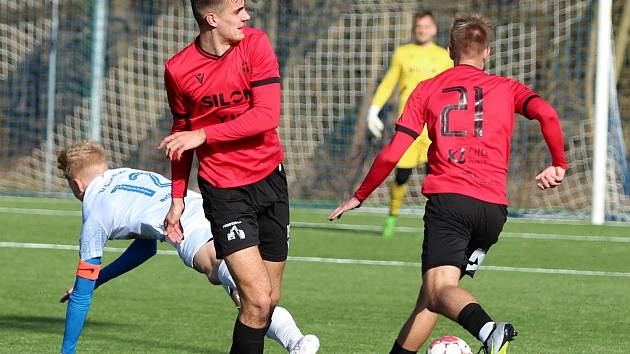 Fotbalisté FC Silon Táborsko (v červených dresech) ve svém šestém přípravném duelu prohráli ve Vlašimi 3:4.