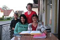 Blanka Shorná, Marcela Barešová a Marcela Máchalová se svou dcerou Natálií ochotně vyprávěly o své rodné vísce. 