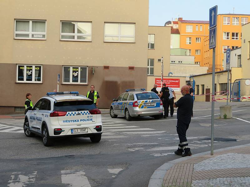 Starší muž v Táboře ve Vančurově ulici zaměstnal všechny složky integrovaného systému. Po půl 10 večer skočil z třetího patra Centra univerzita Tábor.