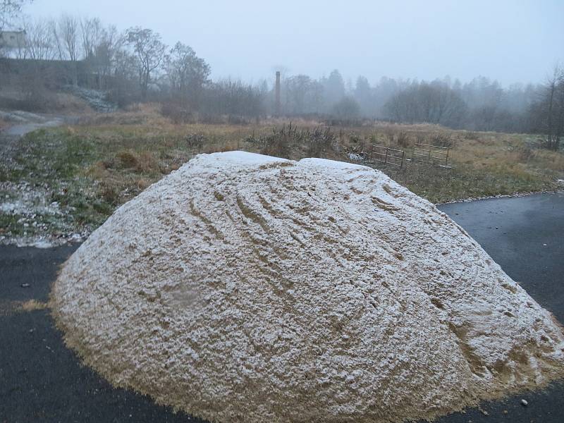 V pátek odpoledne začalo sněžit i v Tučapech a Dírné na Táborsku.