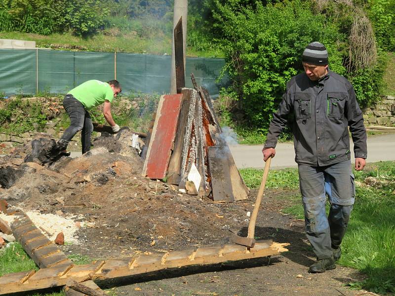 V sobotu 29. května asi dvě desítky lidí pomáhaly s obnovou historického mlýna v Jistebnici.