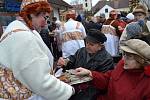 Masopustní průvod v Plané nad Lužnicí končil v sobotu odpoledne před radnicí. Sešlo se hned několik národů. 