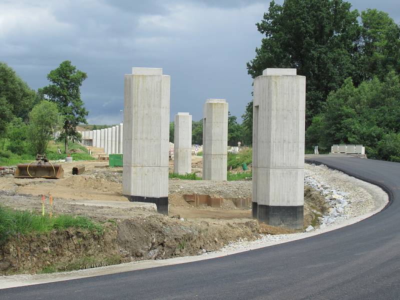 Výstavba nového devítikilometrového úseku IV. mezi Soběslaví a Doubím u Tábora opět pokročila. Přeložka, která vyjde Správu železnic na více než 4 miliardy dostává postupně podobu, rostou mostní pilíře a vyhlouben je i Zvěrotický tunel.