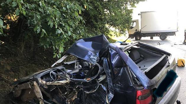Střet osobního auta s náklaďákem u Lejčkova na Táborsku si vyžádal život.