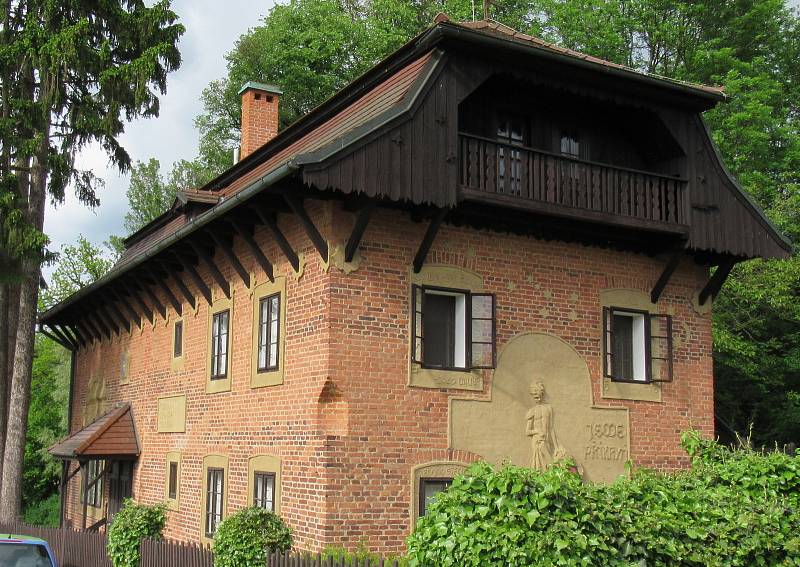 František Bílek vytvářel městské pomníky (pomník Mistra Jana Husa pro Kolín a Tábor), kresby, grafiky, užité umění, architekturu i funerální plastiky.