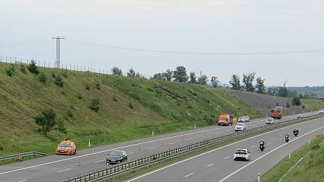 Sesuv půdy na dálnici D3 mezi Myslkovicemi a Košicemi ve směru od Českých Budějovic na Prahu.