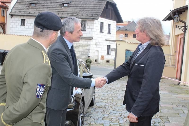 Své fotografie v Táboře vystavují autoři snímků z vojenských misí. Výstavu zahájil ministr Martin Stropnický.