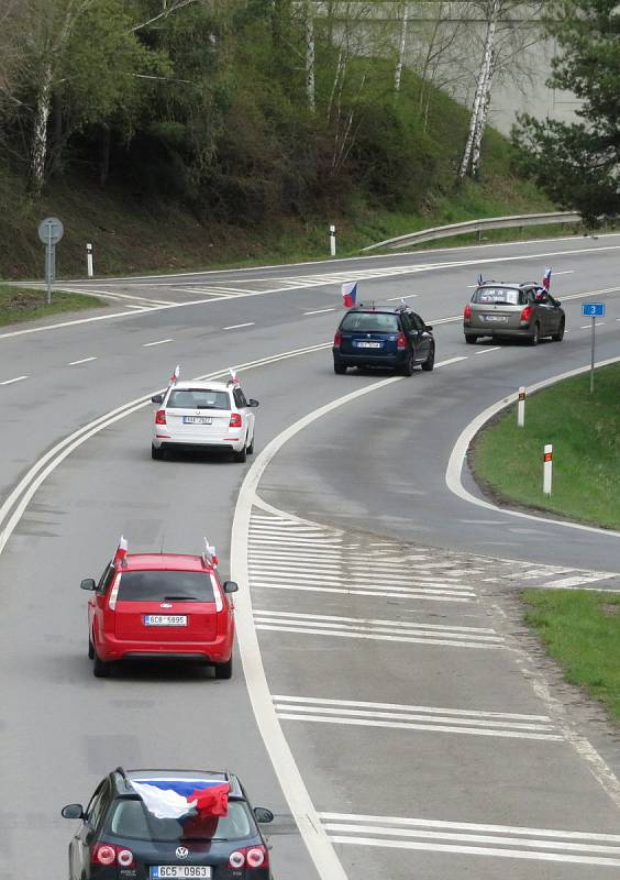 V neděli 2. května se asi tři desítky automobilů vybavené českými vlajkami setkaly v Táboře a vyjely směr Písek.