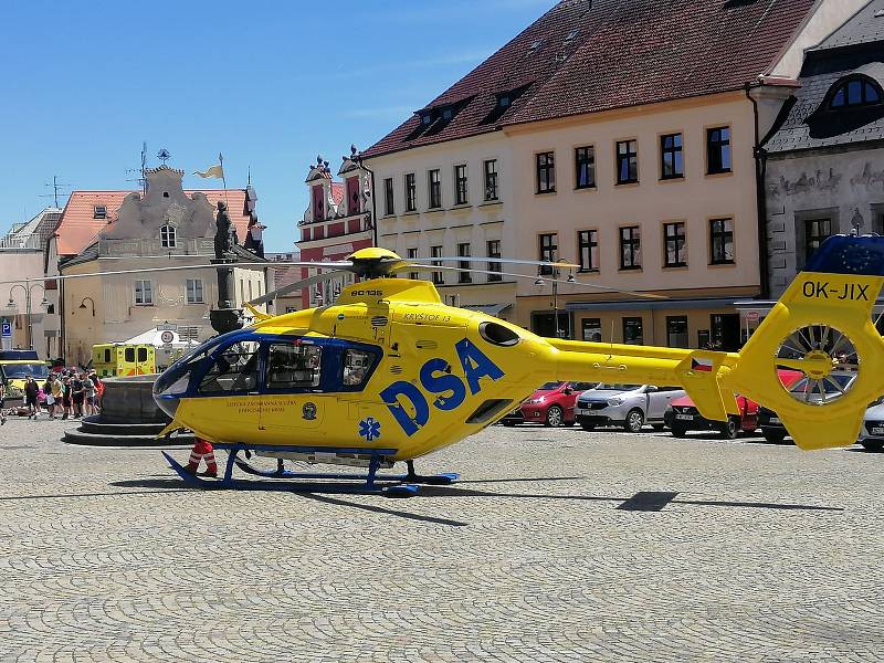 Záchranářský vrtulník na Žižkově náměstí překvapil návštěvníky. Zasahoval zde v úterý 21. června po 14. hodině.