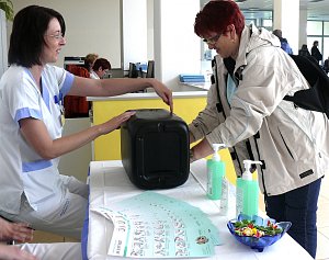 KONTROLA POD UV LAMPOU. Věra Šurániová z Tábora se včera přišla přesvědčit, jestli zvládá techniku správného mytí rukou. Pavla Zámečníková (vlevo) jí ukazuje, kde může výsledek pozorovat. F