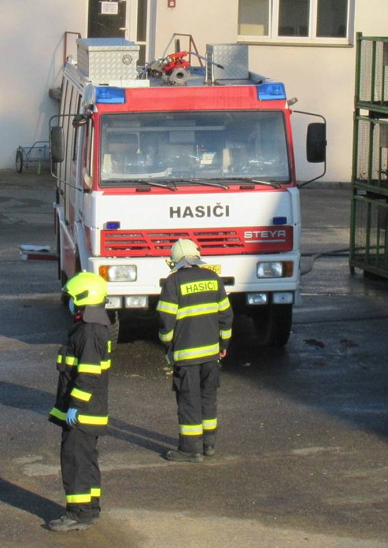 Druhý stupeň požárního poplachu byl vyhlášen v pátek odpoledne při požáru bramborárny v Choustníku. V sobotu ráno hasiči ještě objekt monitorovali.