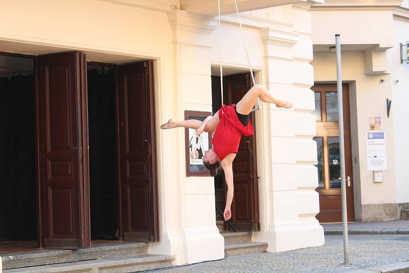 Táborské divadlo zahájilo novou sezonu. Došlo i na akrobacii v podání Elišky Brtrnické.