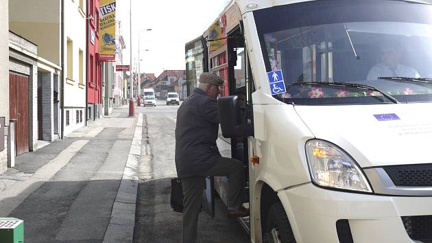 Autobus v Komenského ulici zastavuje přímo před vchodem Martiny Pažinové.