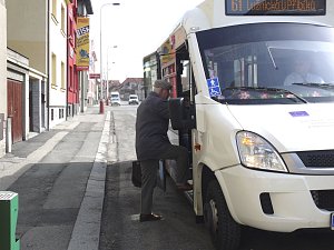 Autobus v Komenského ulici zastavuje přímo před vchodem Martiny Pažinové.