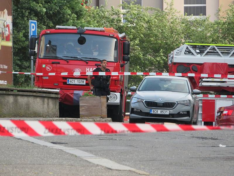 Starší muž v Táboře ve Vančurově ulici zaměstnal všechny složky integrovaného systému. Po půl 10 večer skočil z třetího patra Centra univerzita Tábor.