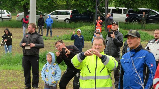 Téměř 40 let starý komín střelmistři přesně nasměřovali do lůžka z připravené suti. Vzniklá drť se použije dále jako stavební materiál.