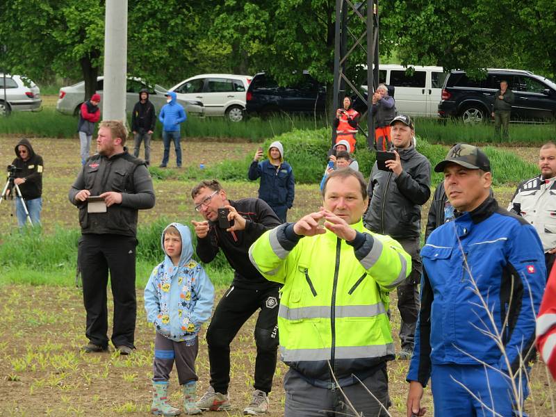 Téměř 40 let starý komín střelmistři přesně nasměrovali do lůžka z připravené suti. Vzniklá drť se použije dále jako stavební materiál.