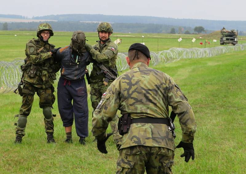 Protiletadlový raketový pluk Strakonice a civilní zálohy cvičily na bechyňské základně vedení boje se vzdušným protivníkem včetně zásahu proti demonstrantům útočícím na jejich techniku.