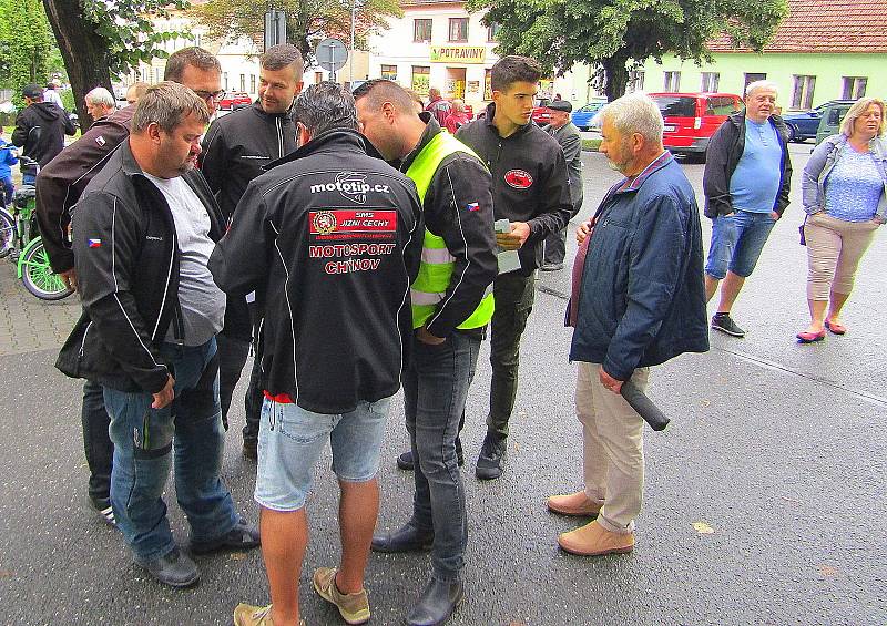 Sedmý ročník srazu veteránů v Chýnově se uskutečnil v neděli 21. srpna. Na prostranství před základní školu dorazilo na 130 historických vozů a motocyklů, posádky se potom vydaly na vyjížďku se zastávkou v centru Soběslavi.