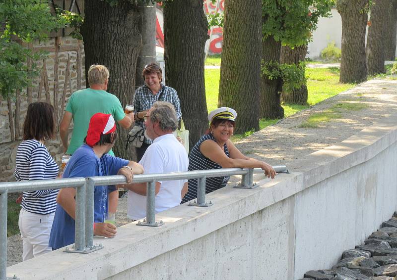 Na plavbu ze Soběslavi do Plané nad Lužnicí se vydala třicítka vodáků v kostýmech.