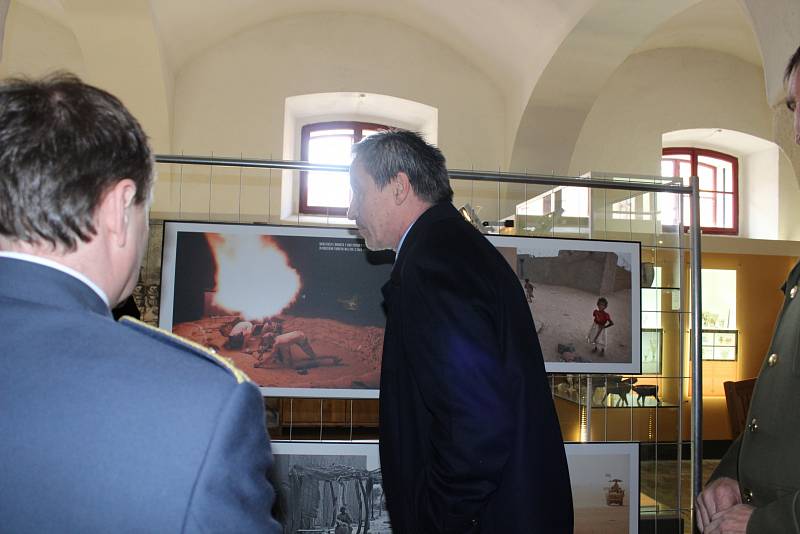 Své fotografie v Táboře vystavují autoři snímků z vojenských misí. Výstavu zahájil ministr Martin Stropnický.