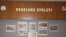 Výstava mapuje proměny 100 let Veselí nad Lužnicí a okolí.