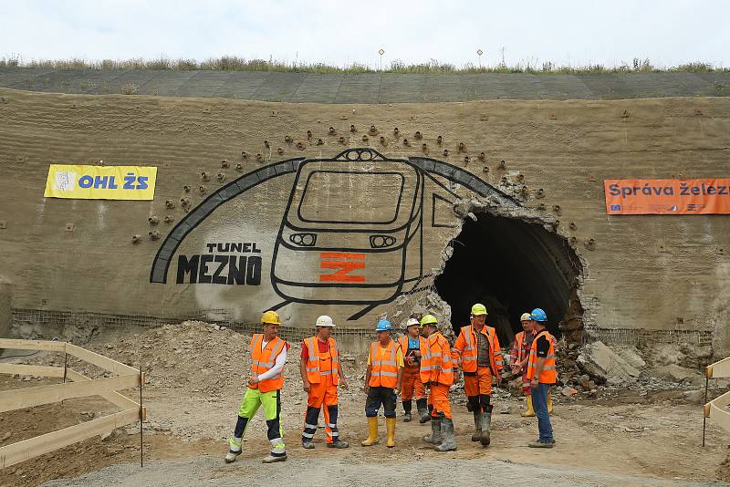 Slavnostní dorážka tunelu se v Mezně na Benešovsku konala v pátek 14. srpna. Akce se zúčastnil i místopředseda vlády České republiky, ministr průmyslu a obchodu a ministr dopravy v jedné osobě, Karel Havlíček.