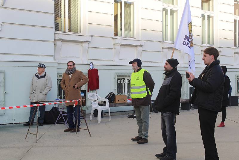 V Táboře v sobotu odpoledne demonstrovali odpůrci roušek a vakcinace. Jedním z řečníků byl i předseda krajně pravicové Národní demokracie Adam B. Bartoš.