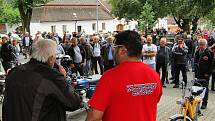 Sedmý ročník srazu veteránů v Chýnově se uskutečnil v neděli 21. srpna. Na prostranství před základní školu dorazilo na 130 historických vozů a motocyklů, posádky se potom vydaly na vyjížďku se zastávkou v centru Soběslavi.