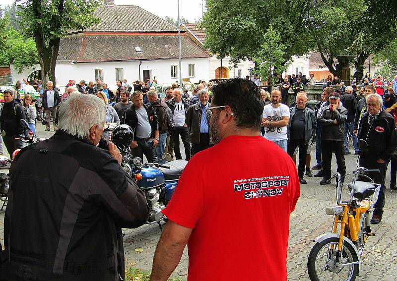 Sedmý ročník srazu veteránů v Chýnově se uskutečnil v neděli 21. srpna. Na prostranství před základní školu dorazilo na 130 historických vozů a motocyklů, posádky se potom vydaly na vyjížďku se zastávkou v centru Soběslavi.