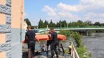 Záchranářské práce na jezu Dráchov v sobotu 8. srpna 2020 odpoledne. Na jezu v obci nedaleko Soběslavi na Táborsku se zvrhli dva vodáci. Jednoho se podařilo z Lužnice vzedmuté dešti zachránit. Po druhém odpoledne trvaly pátrací práce.