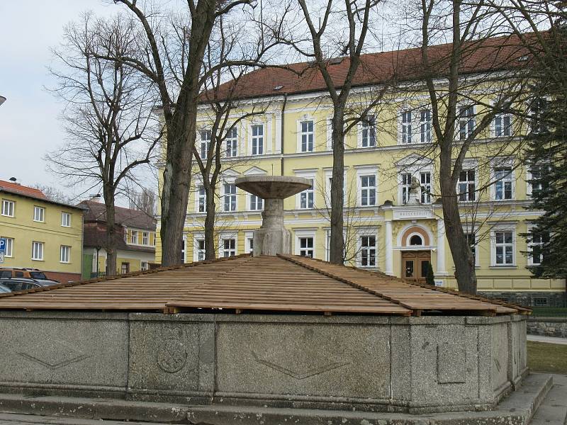 Základní škola Chýnov přišla s originálním nápadem. Školní asistentka s vedením zrealizovala nevšední výzdobu budovy na Gabrielově náměstí.