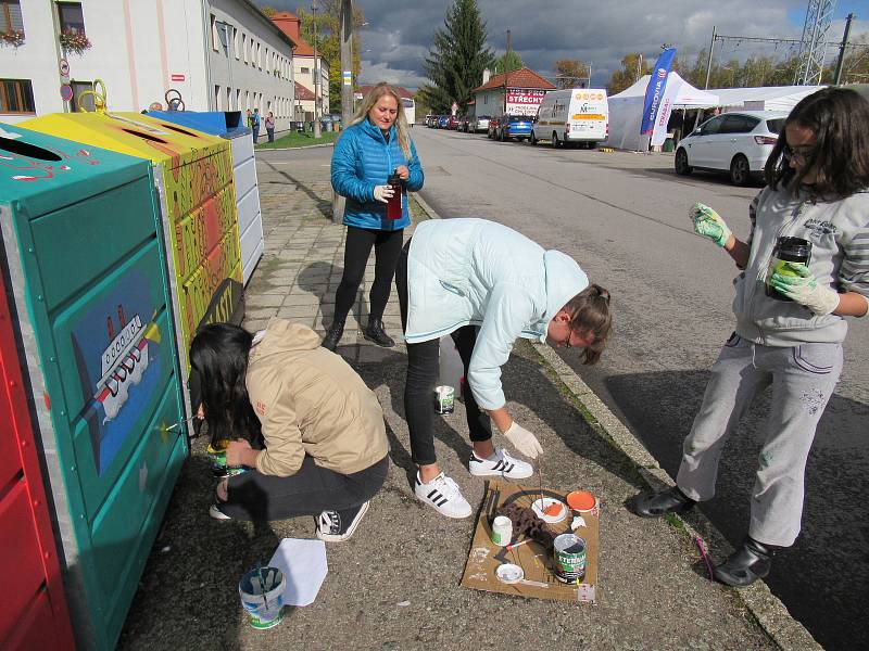 Projekt GraffitEko, díky kterému soběslavští žáci zkrášlují městské kontejnery, pokračuje i tento rok. Maluje se potřetí. Děti zdobí kontejnery u nádraží, zbývá už jen poslední.